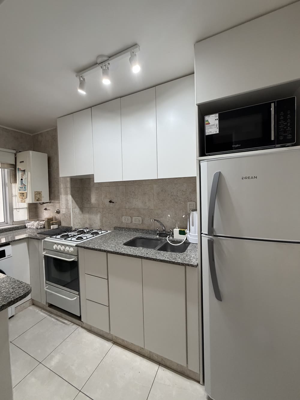 Cocina terminada por MARQ, bacha y heladera