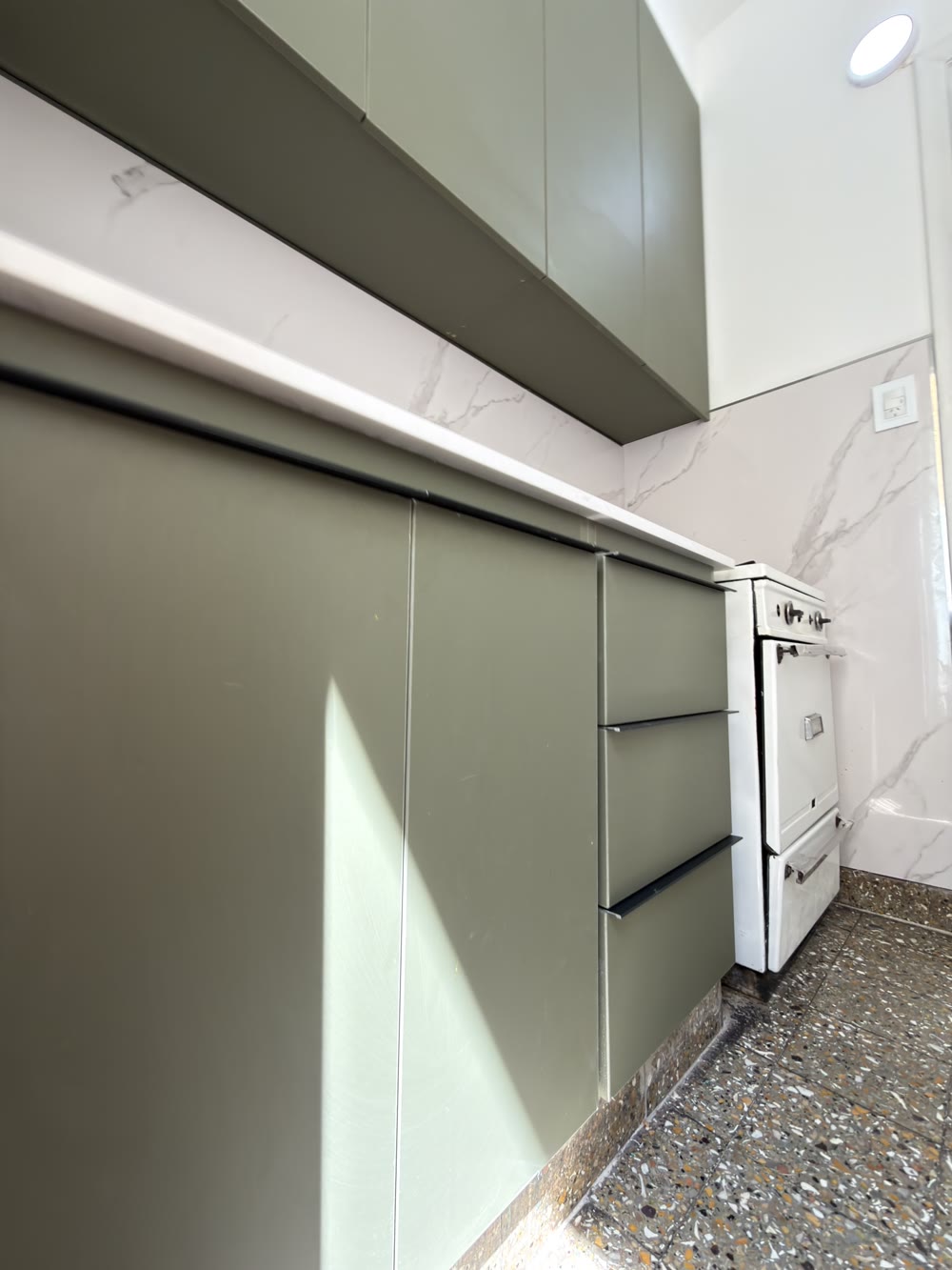 Cocina verde oliva terminada por MARQ, detalle de cajones