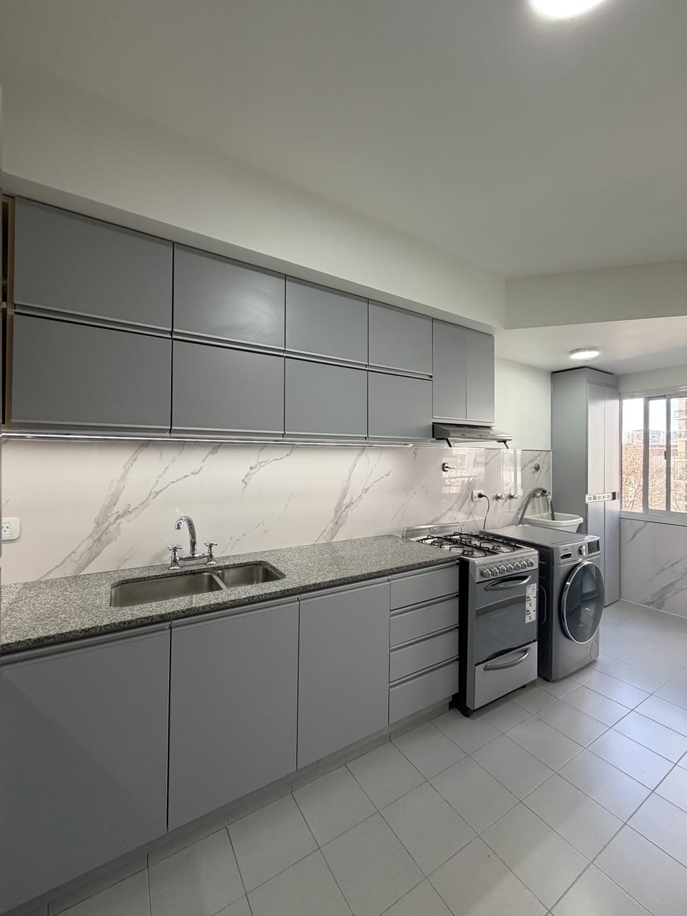Cocina gris de MARQ con lavadero integrado