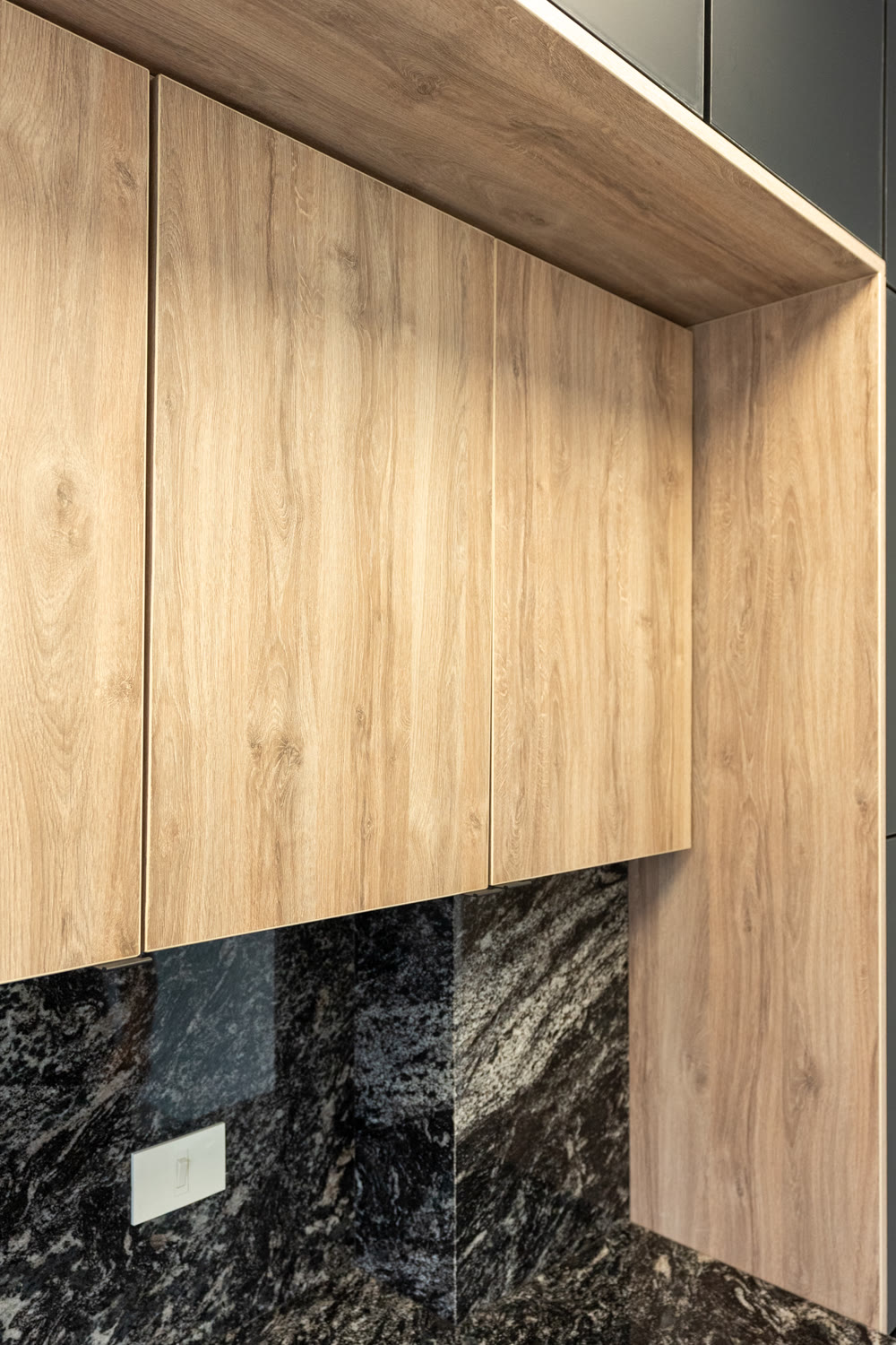 Detalle de mueble símil madera y mesada de granito, MARQ