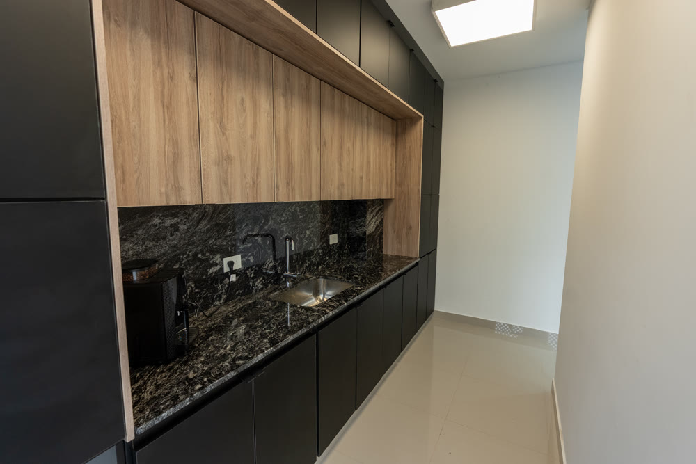 Cocina símil madera y granito terminada por MARQ